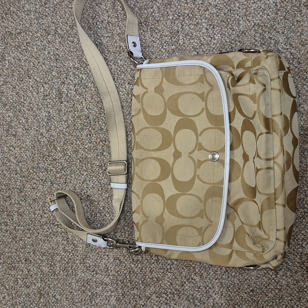 Coach Daisy Signature Beige And White Messanger Bag #A1282-F16557